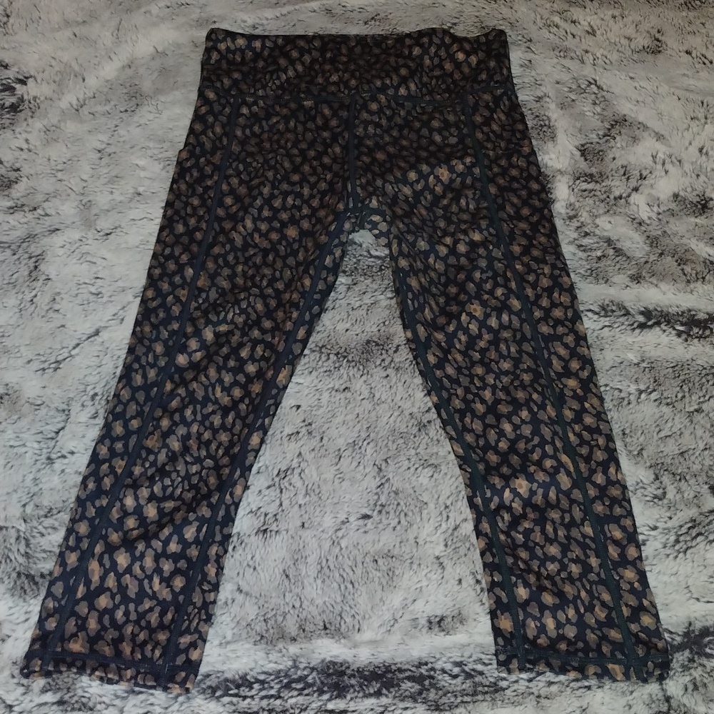 Ouges Capri leggings size small with pockets